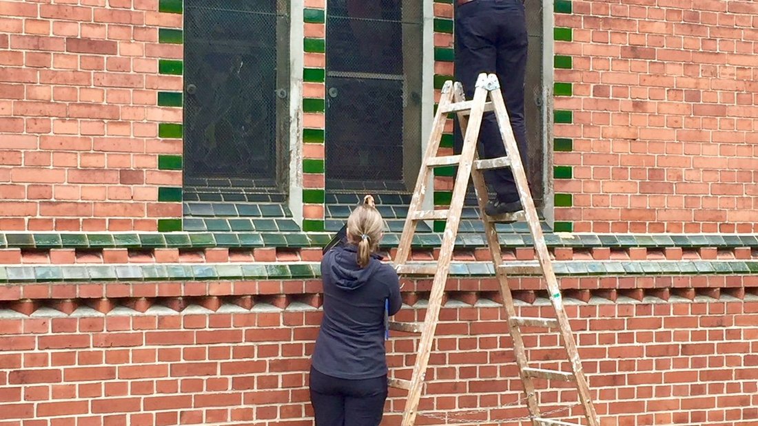 Die Seitenfenster müssen zur Sanierung ausgebaut werden.