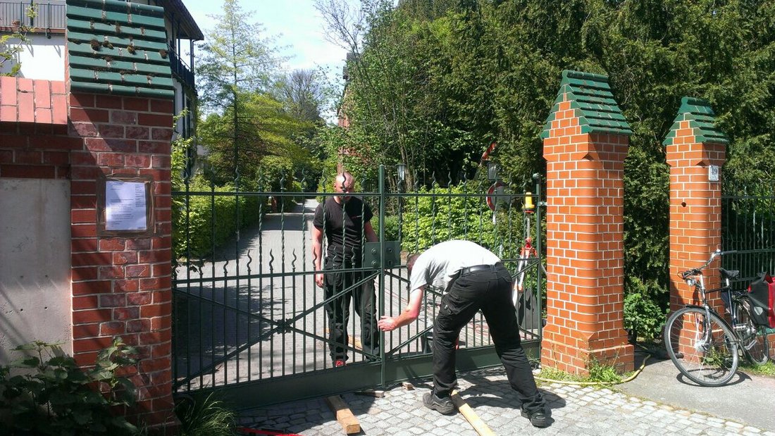 Das Eingangstor wird eingebaut