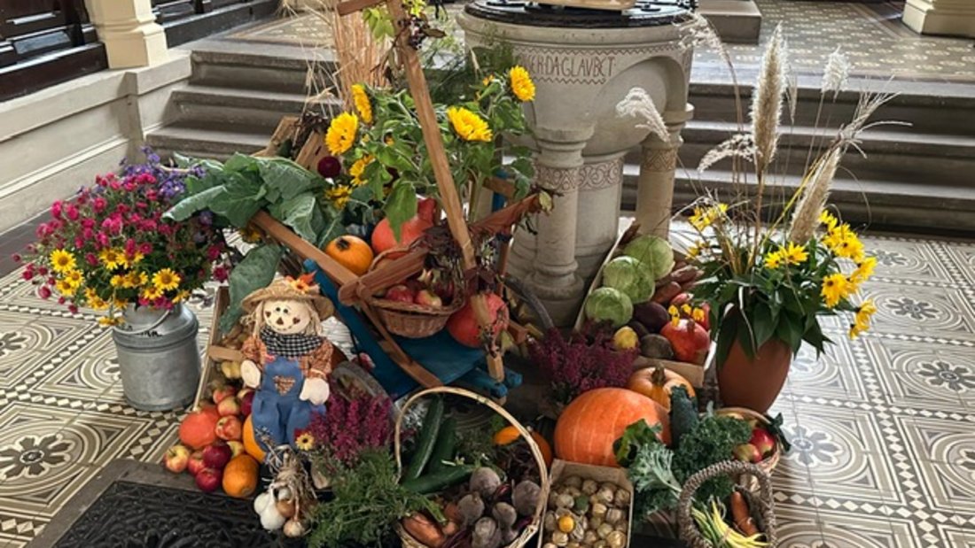 Bild mit Blumen, Kürbis, Gemüse als Erntegaben vor Taufstein in der Ev. Kirche Potsdam-Bornstedt