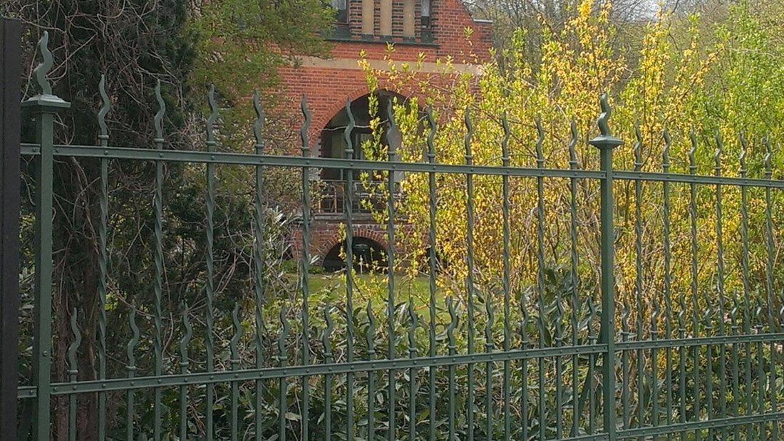 Blick auf ein neues Zaunfeld von der Straße aus