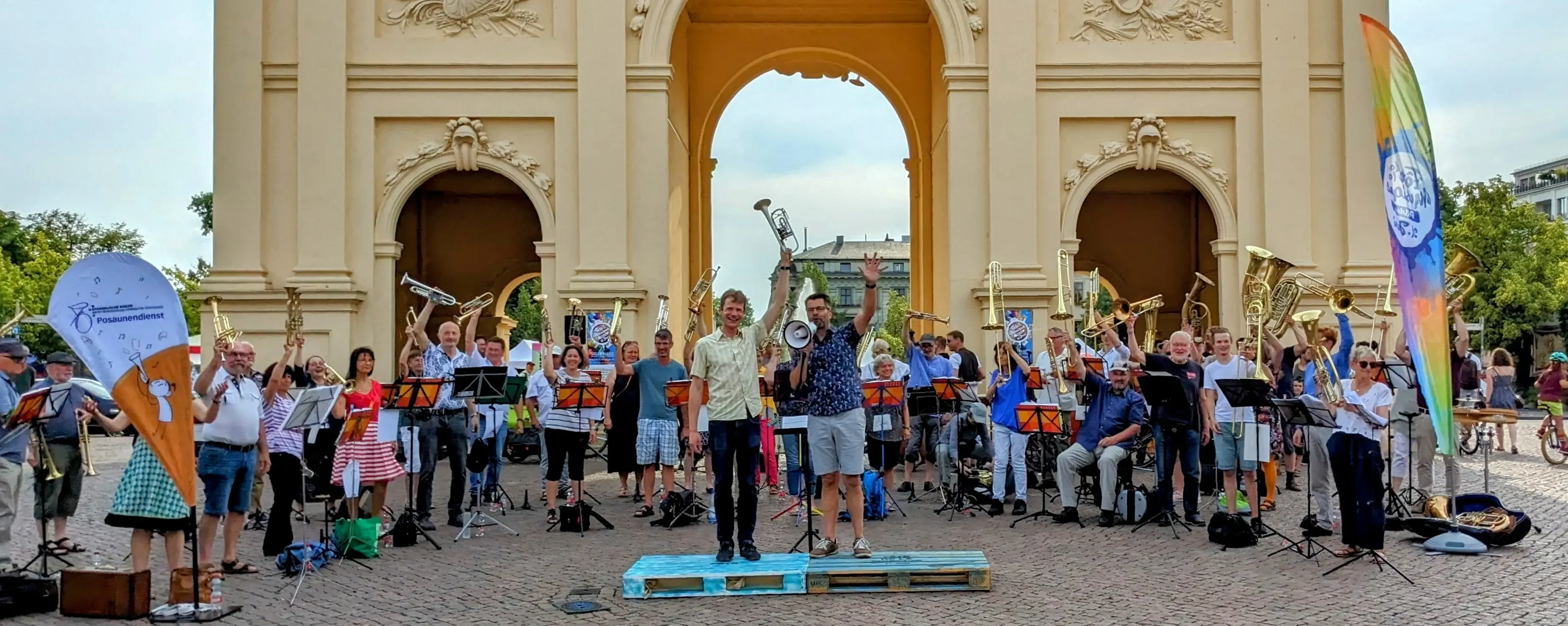 Kreisposaunenchor vor dem Brandenburger Tor in Potsdam