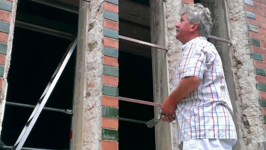 Maurerarbeiten zur Vorbereitung des Fenstereinbaus