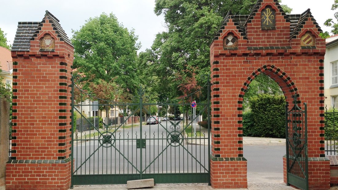 Blick durch das Hauptportal zur Glumestraße